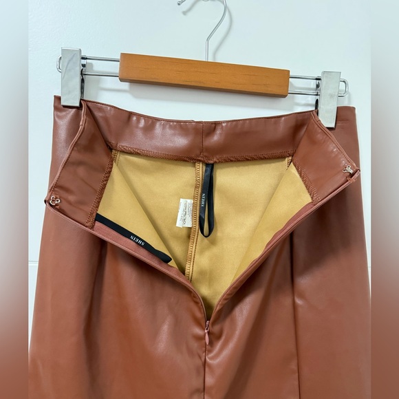 Elegant Brown Leather Skirt - Picture 3 of 9